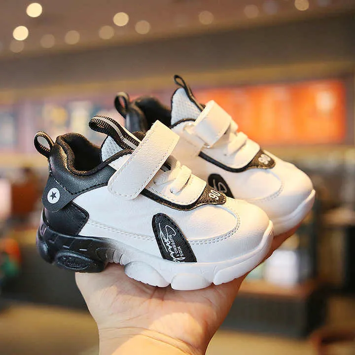 أحذية رياضية كاجوال مقاومة للاهتراء مقاس 20 . Casual wear-resistant sports shoes size 20