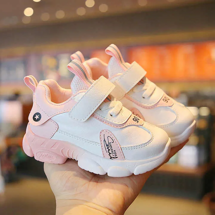 أحذية رياضية كاجوال مقاومة للاهتراء مقاس 20 . Casual wear-resistant sports shoes size 20